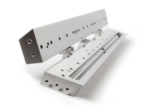 Экструзионная головка для нанесения покрытия с узким зазором для электронных компонентов и гибких схем