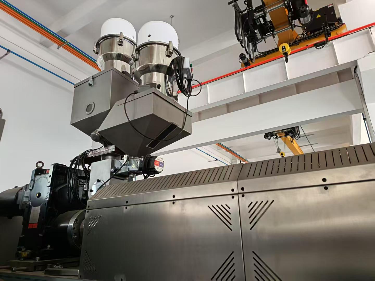 BFS Система выдувания, наполнения и запечатывания пластиковых контейнеров без бактерий Изготовление мягких ампул